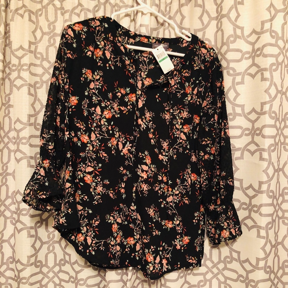 NWT- Beautiful Detailed Top
